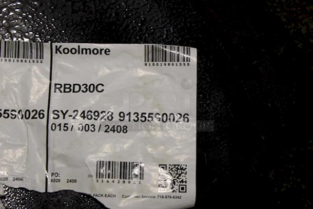 BRAND NEW! CRATED!! Koolmore RBD30C 71 in. Refrigerated Bakery Display Case for Cakes, Stainless Steel Frame, 30 cu. ft. 115V. NO OBSERVABLE DEFECTS!! GLASS LOOKS PERFECT! S/N: 318428931 - Image 3 of 5