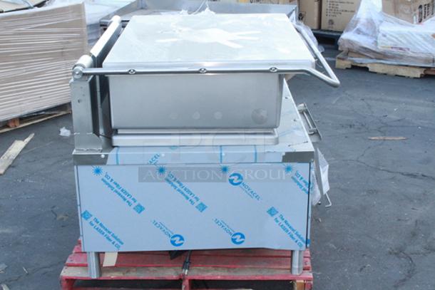 BRAND NEW SCRATCH & DENT! Vulcan VG40-NAT Natural Gas 40 Gallon Manual Tilt Braising Pan / Tilt Skillet - 120,000 BTU. S/N: 46-3046753. Legs have a very minor bend. - Image 2 of 10
