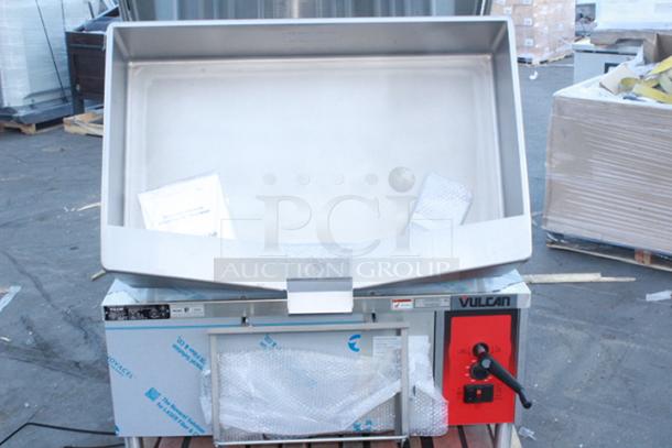 BRAND NEW SCRATCH & DENT! Vulcan VG40-NAT Natural Gas 40 Gallon Manual Tilt Braising Pan / Tilt Skillet - 120,000 BTU. S/N: 46-3046753. Legs have a very minor bend. - Image 5 of 10