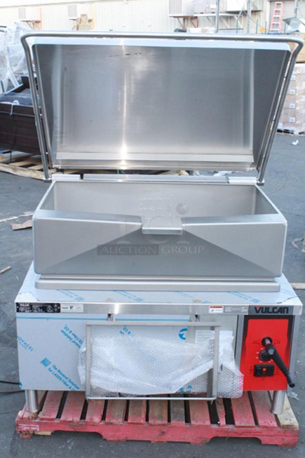 BRAND NEW SCRATCH & DENT! Vulcan VG40-NAT Natural Gas 40 Gallon Manual Tilt Braising Pan / Tilt Skillet - 120,000 BTU. S/N: 46-3046753. Legs have a very minor bend. - Image 9 of 10