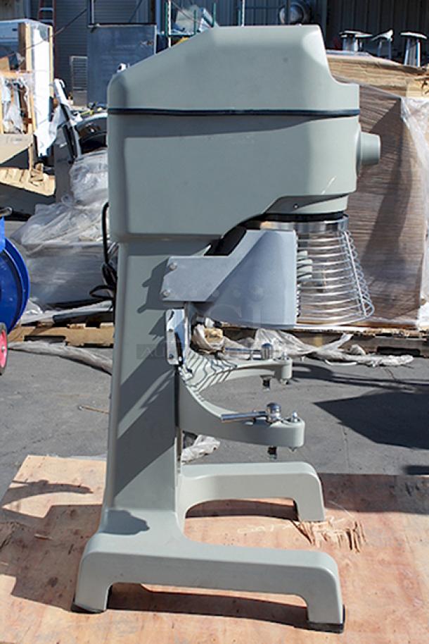 BRAND NEW SCRATCH & DENT! Globe SP40 40 Qt. Planetary Floor Mixer with Guard & Standard Accessories - 208V, 3 Phase, 2 hp. S/N: 7451968. Scratched on the right side. The hand wheel and side lever are damaged. Includes broken pieces and rubber feet. - Image 5 of 12