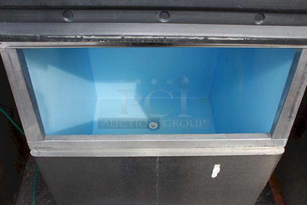 Hoshizaki KML-700MAJ, Crescent Cuber Icemaker, Air-cooled,665 lbs per hour, 115V/60/1. PLUS Hoshizaki BD-500SF 30" Ice Storage Bin with Stainless Steel Finish - 500 lb. IN WORKING ORDER!! - Image 4 of 5
