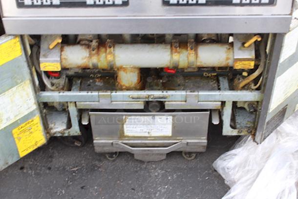 Frymaster SCFHD250GNC 100 lb. 2 Unit Natural Gas Floor Fryer System with CM3.5 Controls and Filtration System - 200,000 BTU., 120. S/N: 1505TR0009. On Commercial Casters.  IN WORKING ORDER! - Image 3 of 4