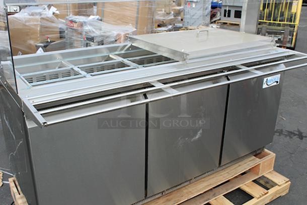 BRAND NEW SCRATCH & DENT! Avantco SS-CFT-72-HC 72" Stainless Steel Refrigerated Salad Bar / Cold Food Table with Sneeze Guard, Pan Cover, and Tray Slide. 115 Volts, 6.7 Amps, 1 Phase. S/N: 622063245 Minor Denting/Scuffing. IN WORKING ORDER. - Image 6 of 8