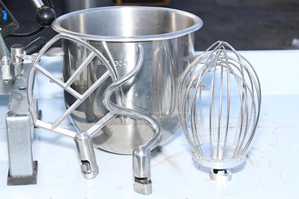 Avantco MX10H 10 Qt. Planetary Stand Mixer with Guard & Standard Accessories - 120V, 3/4 hp. Unit is damaged. - Image 5 of 5
