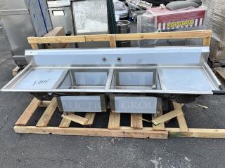 BRAND NEW SCRATCH & DENT! Regency 600S22323224 96" 16 Gauge Stainless Steel Two Compartment Sink And 2 Drainboards - 23" x 23" x 12" Bowls, 24" Right & Left Drainboards. VERY MINOR scratching/scuffing.
