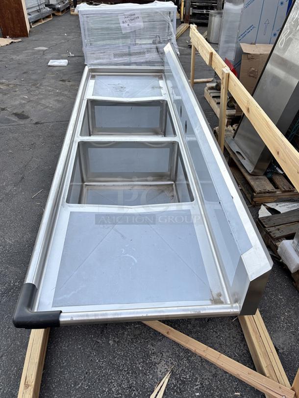 BRAND NEW SCRATCH & DENT! Regency 600S22323224 96" 16 Gauge Stainless Steel Two Compartment Sink And 2 Drainboards - 23" x 23" x 12" Bowls, 24" Right & Left Drainboards. VERY MINOR scratching/scuffing. - Image 2 of 7