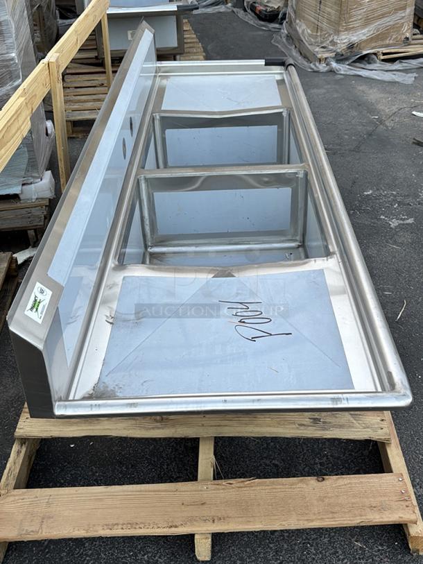 BRAND NEW SCRATCH & DENT! Regency 600S22323224 96" 16 Gauge Stainless Steel Two Compartment Sink And 2 Drainboards - 23" x 23" x 12" Bowls, 24" Right & Left Drainboards. VERY MINOR scratching/scuffing. - Image 4 of 7