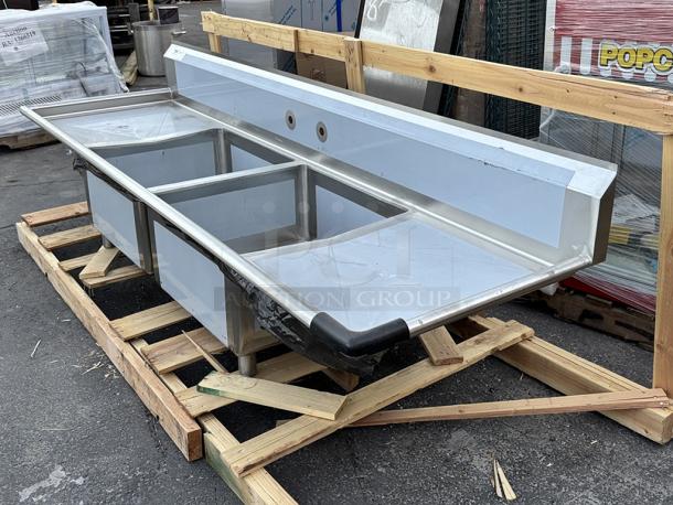 BRAND NEW SCRATCH & DENT! Regency 600S22323224 96" 16 Gauge Stainless Steel Two Compartment Sink And 2 Drainboards - 23" x 23" x 12" Bowls, 24" Right & Left Drainboards. VERY MINOR scratching/scuffing. - Image 7 of 7