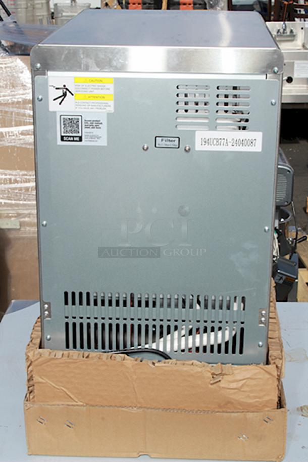 BRAND NEW SCRATCH & DENT! Avantco Ice UC-B-77-A 14 13/16" Air Cooled Undercounter Bullet Ice Machine - 96 lb.	Unit is in original packaging. 115 Volts	6 Amps	1 Phase	60 Hz S/N: 194UCB77A-24040087. Production Date: APR-2024 - Image 4 of 6