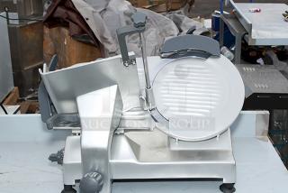 BRAND NEW SCRATCH & DENT! Centerline by Hobart EDGE12 12" Manual Meat Slicer - 1/2 hp. 120 Volts, 4 Amps, 1 Phase, 60 Hz. S/N: EN-1110215. Index Knob is slightly damaged (see photos).