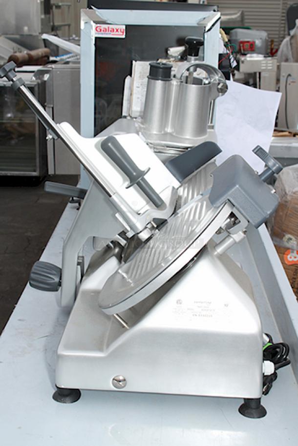 BRAND NEW SCRATCH & DENT! Centerline by Hobart EDGE12 12" Manual Meat Slicer - 1/2 hp. 120 Volts, 4 Amps, 1 Phase, 60 Hz. S/N: EN-1110215. Index Knob is slightly damaged (see photos). - Image 2 of 9