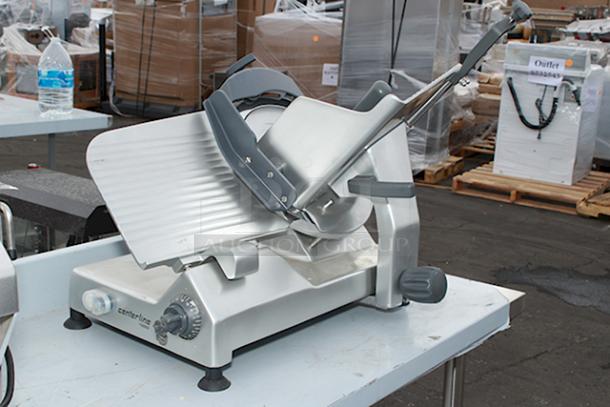 BRAND NEW SCRATCH & DENT! Centerline by Hobart EDGE12 12" Manual Meat Slicer - 1/2 hp. 120 Volts, 4 Amps, 1 Phase, 60 Hz. S/N: EN-1110215. Index Knob is slightly damaged (see photos). - Image 4 of 9