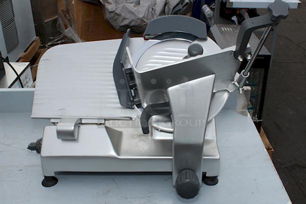BRAND NEW SCRATCH & DENT! Centerline by Hobart EDGE12 12" Manual Meat Slicer - 1/2 hp. 120 Volts, 4 Amps, 1 Phase, 60 Hz. S/N: EN-1110215. Index Knob is slightly damaged (see photos). - Image 6 of 9