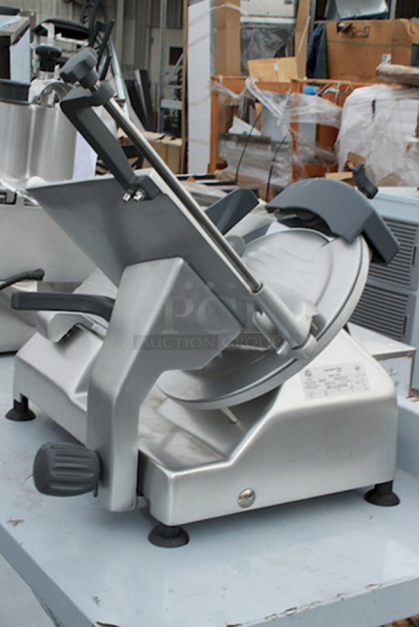 BRAND NEW SCRATCH & DENT! Centerline by Hobart EDGE12 12" Manual Meat Slicer - 1/2 hp. 120 Volts, 4 Amps, 1 Phase, 60 Hz. S/N: EN-1110215. Index Knob is slightly damaged (see photos). - Image 7 of 9