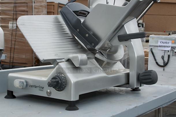 BRAND NEW SCRATCH & DENT! Centerline by Hobart EDGE12 12" Manual Meat Slicer - 1/2 hp. 120 Volts, 4 Amps, 1 Phase, 60 Hz. S/N: EN-1110215. Index Knob is slightly damaged (see photos). - Image 8 of 9
