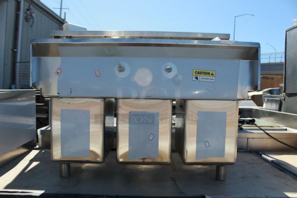 BRAND NEW SCRATCH & DENT! Regency 600S31014G 39" 16-Gauge Stainless Steel Three Compartment Commercial Sink with Galvanized Steel Legs and without Drainboards - 10" x 14" x 12" Bowls. Includes: Legs and Drain. Unit has minor bending to backsplash. - Image 5 of 7