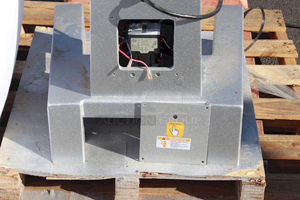 BRAND NEW SCRATCH & DENT! Main Street Equipment CMIX30 30 Qt. Planetary Floor Mixer with Guard & Standard Accessories - 120V, 2 hp. S/N: 24070230015 Unit is cracked on the top back side and the power cord needs to be replaced. - Image 9 of 9