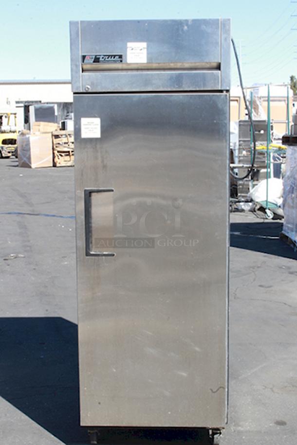 True TR1RPT-2HG-1S Spec Series 27 1/2" Glass Front Half Door / Solid Back Full Door Stainless Steel Pass-Through Refrigerator. 115v. Tested. In Working Order. S/N: 5182672. - Image 3 of 5