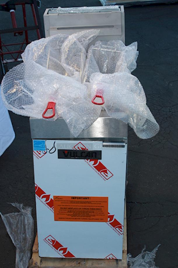 BRAND NEW SCRATCH & DENT! Vulcan LG300-1 35-40 lb. Natural Gas Floor Fryer - 90,000 BTU S/N: DV1175704. Includes Fry Baskets. Unit is dented - Image 7 of 9
