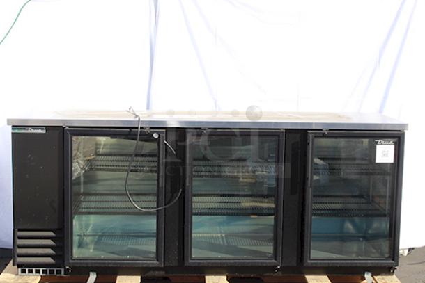 BRAND NEW SCRATCH & DENT! True TBB-4G-HC-LD 90 3/8" Black Glass Door Back Bar Refrigerator with LED Lighting. 115 Volts	2.8 Amps	1 Phase	60 Hz. S/N: 10832133 Missing Keys. - Image 8 of 8