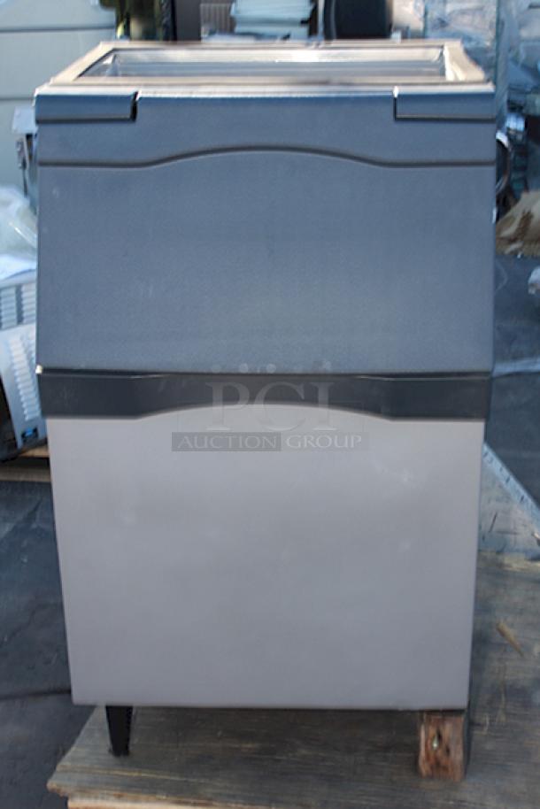 BRAND NEW SCRATCH AND DENT! Scotsman B530P Ice Storage Bin 536 lb. Plastic Exterior. One leg is missing and one is has a damaged footing (see photos). - Image 1 of 9