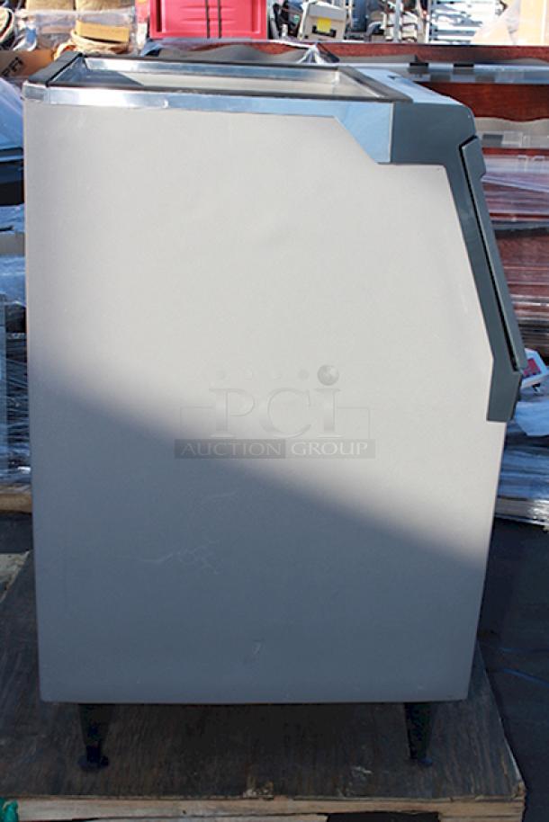 BRAND NEW SCRATCH AND DENT! Scotsman B530P Ice Storage Bin 536 lb. Plastic Exterior. One leg is missing and one is has a damaged footing (see photos). - Image 2 of 9
