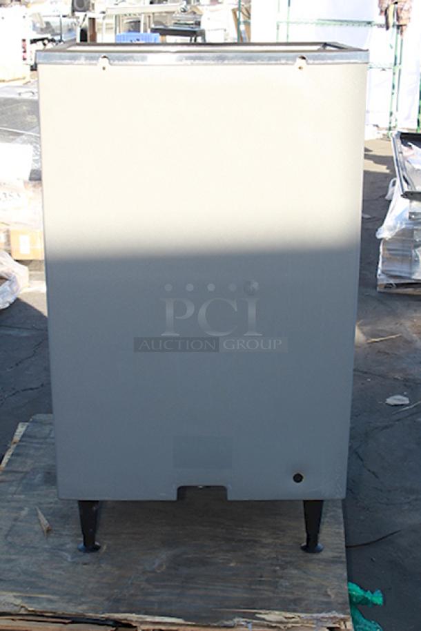 BRAND NEW SCRATCH AND DENT! Scotsman B530P Ice Storage Bin 536 lb. Plastic Exterior. One leg is missing and one is has a damaged footing (see photos). - Image 3 of 9
