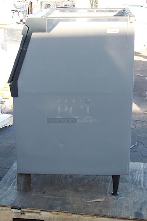 BRAND NEW SCRATCH AND DENT! Scotsman B530P Ice Storage Bin 536 lb. Plastic Exterior. One leg is missing and one is has a damaged footing (see photos). - Image 4 of 9