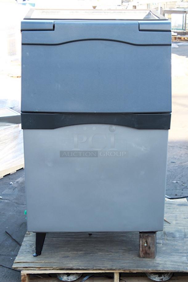 BRAND NEW SCRATCH AND DENT! Scotsman B530P Ice Storage Bin 536 lb. Plastic Exterior. One leg is missing and one is has a damaged footing (see photos). - Image 5 of 9