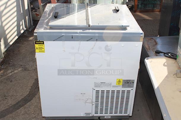 BRAND NEW SCRATCH & DENT! Excellence HFF-4HC 31" Flip Lid Ice Cream Dipping Cabinet. S/N: 2406104691. 115 Volts	3.3 Amps	1 Phase	60 Hz. Right Side is dented. See photos. - Image 1 of 6