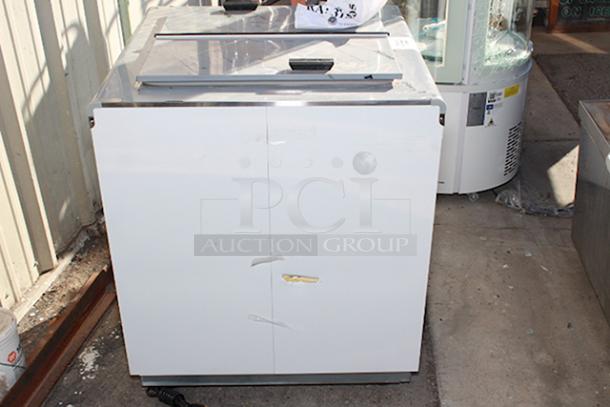 BRAND NEW SCRATCH & DENT! Excellence HFF-4HC 31" Flip Lid Ice Cream Dipping Cabinet. S/N: 2406104691. 115 Volts	3.3 Amps	1 Phase	60 Hz. Right Side is dented. See photos. - Image 2 of 6