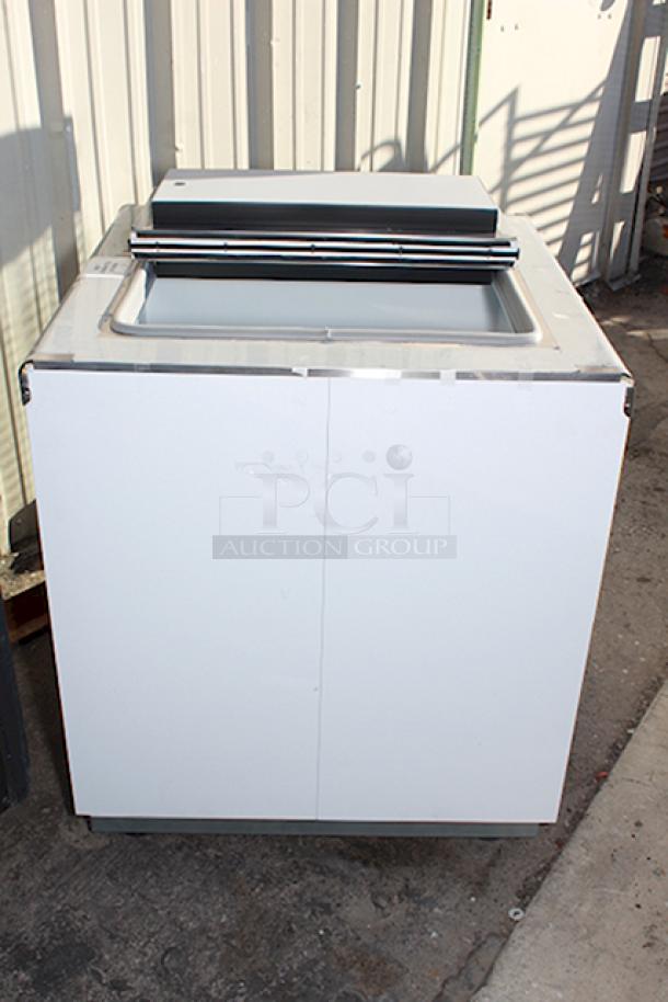 BRAND NEW SCRATCH & DENT! Excellence HFF-4HC 31" Flip Lid Ice Cream Dipping Cabinet. S/N: 2406104691. 115 Volts	3.3 Amps	1 Phase	60 Hz. Right Side is dented. See photos. - Image 5 of 6