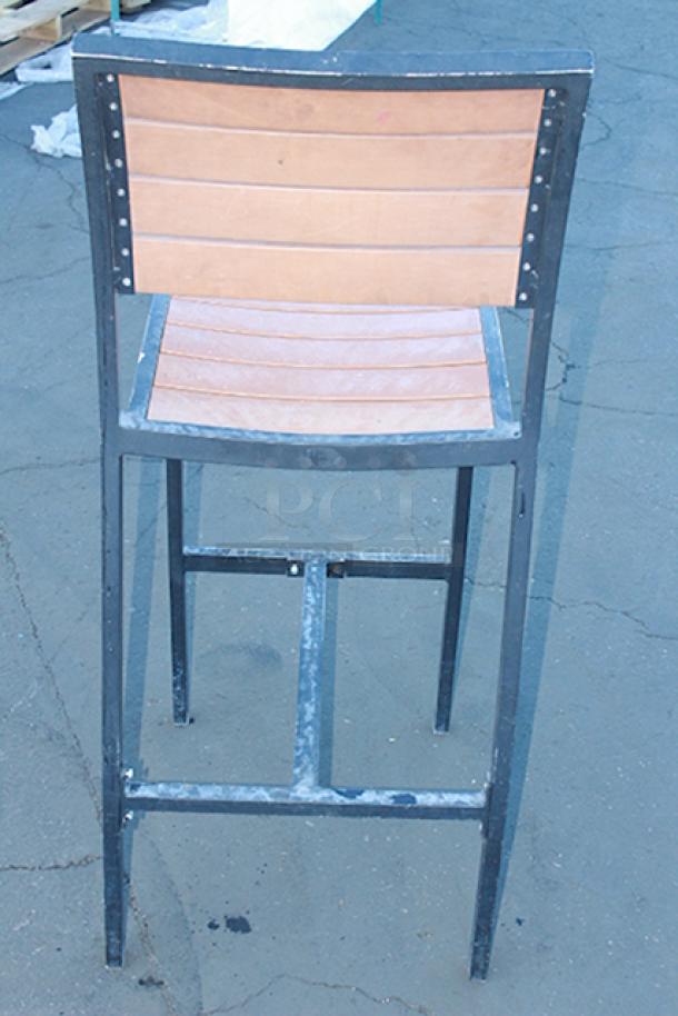 Lot of 22 Light Weight Bar Height Indoor/Outdoor Chairs, Metal Frame. 22x Your Bid. - Image 4 of 5