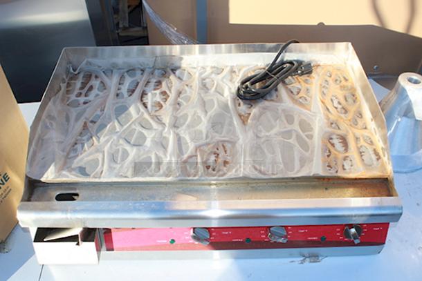 BRAND NEW SCRACH & DENT! Avantco EG30N 30" Electric Countertop Griddle - 208/240V, 3375W-4500W. - Image 3 of 3