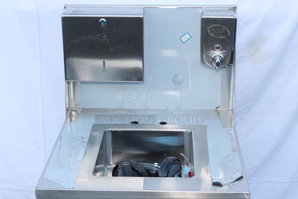 BRAND NEW SCRATCH & DENT! Regency 600PHS24HCF Space Saver Single Bowl Hot and Cold Portable Hand Sink Cart with 8" Swivel Gooseneck Faucet - Image 3 of 9