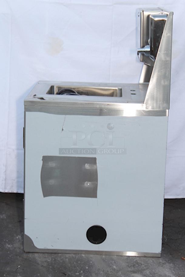 BRAND NEW SCRATCH & DENT! Regency 600PHS24HCF Space Saver Single Bowl Hot and Cold Portable Hand Sink Cart with 8" Swivel Gooseneck Faucet - Image 6 of 9