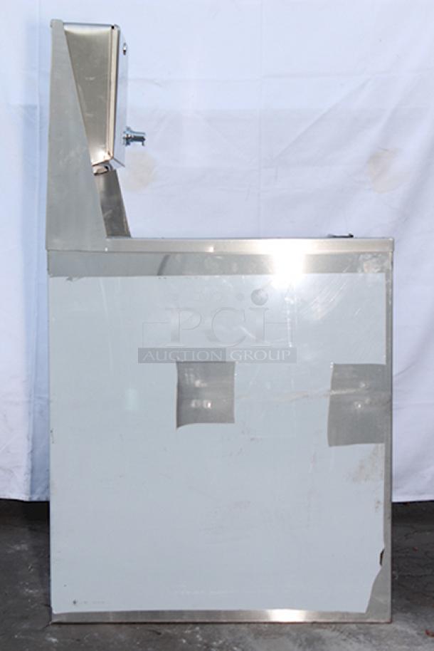 BRAND NEW SCRATCH & DENT! Regency 600PHS24HCF Space Saver Single Bowl Hot and Cold Portable Hand Sink Cart with 8" Swivel Gooseneck Faucet - Image 8 of 9