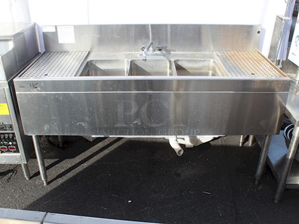 DEAL!! Glastender TSB-60-S Underbar Three Compartment Sink Unit With Drainboards, 60"x24". Sink Compartment Dimensions: 11" W X 14" Front-To-Back X 10-1/4" Deep, 12" Drainboards On Left & Right With Removable  Perforated Inserts & Deck Mount Faucet. STAINLESS STEEL CONSTRUCTION & STAINLESS STEEL LEGS!! S/N: 262843 - Image 2 of 7
