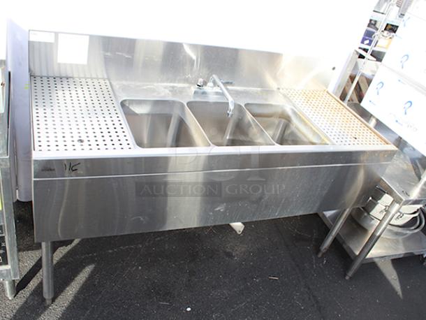 DEAL!! Glastender TSB-60-S Underbar Three Compartment Sink Unit With Drainboards, 60"x24". Sink Compartment Dimensions: 11" W X 14" Front-To-Back X 10-1/4" Deep, 12" Drainboards On Left & Right With Removable  Perforated Inserts & Deck Mount Faucet. STAINLESS STEEL CONSTRUCTION & STAINLESS STEEL LEGS!! S/N: 262843 - Image 3 of 7