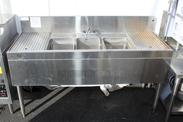 DEAL!! Glastender TSB-60-S Underbar Three Compartment Sink Unit With Drainboards, 60"x24". Sink Compartment Dimensions: 11" W X 14" Front-To-Back X 10-1/4" Deep, 12" Drainboards On Left & Right With Removable  Perforated Inserts & Deck Mount Faucet. STAINLESS STEEL CONSTRUCTION & STAINLESS STEEL LEGS!! S/N: 262843 - Image 5 of 7