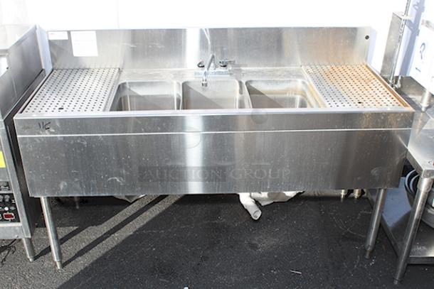 DEAL!! Glastender TSB-60-S Underbar Three Compartment Sink Unit With Drainboards, 60"x24". Sink Compartment Dimensions: 11" W X 14" Front-To-Back X 10-1/4" Deep, 12" Drainboards On Left & Right With Removable  Perforated Inserts & Deck Mount Faucet. STAINLESS STEEL CONSTRUCTION & STAINLESS STEEL LEGS!! S/N: 262843 - Image 6 of 7