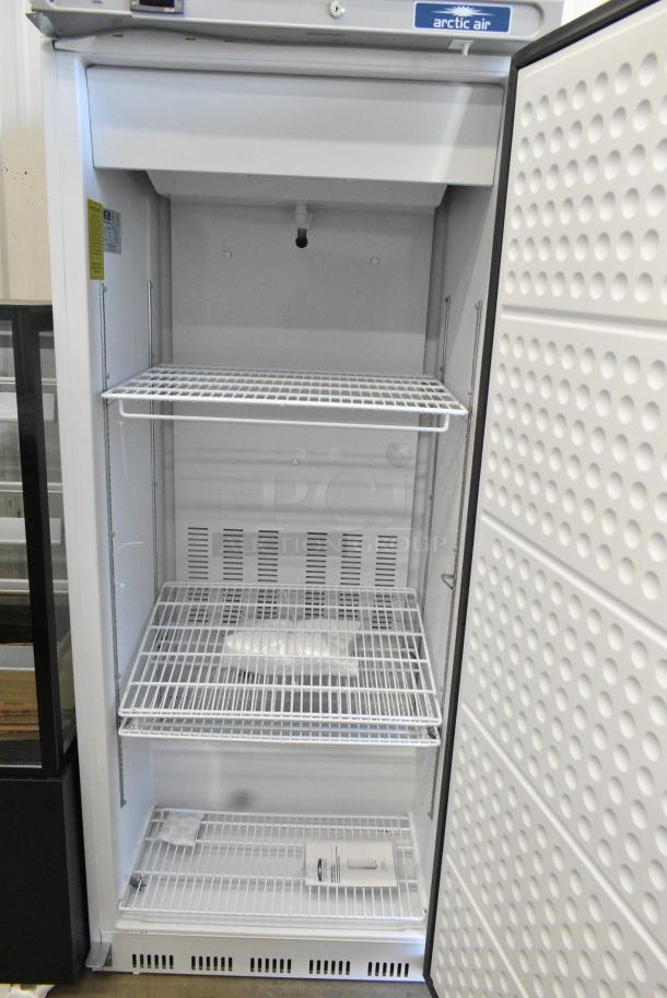 BRAND NEW SCRATCH AND DENT! Arctic Air AWR25 White Single Door Reach In Refrigerator - 25 cu. ft. 115 Volts, 1 Phase. Tested and Working! - Image 3 of 5