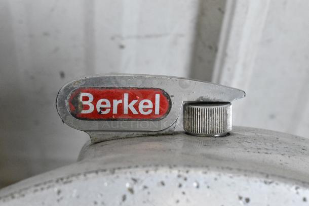 Berkel 818 Metal Commercial Countertop Meat Slicer w/ Blade Sharpener. 115 Volts, 1 Phase. Tested and Working! - Image 2 of 7