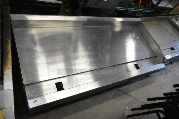 Avantco 177CAG60TG Chef Series Stainless Steel Commercial Countertop Natural Gas Powered Flat Top Griddle w/ Thermostatic Controls. 175,000 BTU. - Image 2 of 6