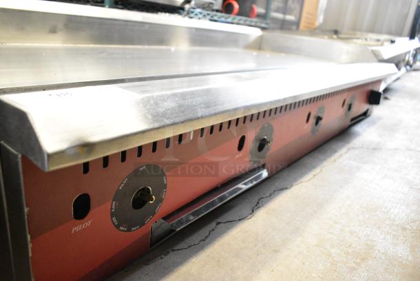 Avantco 177CAG60TG Chef Series Stainless Steel Commercial Countertop Natural Gas Powered Flat Top Griddle w/ Thermostatic Controls. 175,000 BTU. - Image 3 of 6