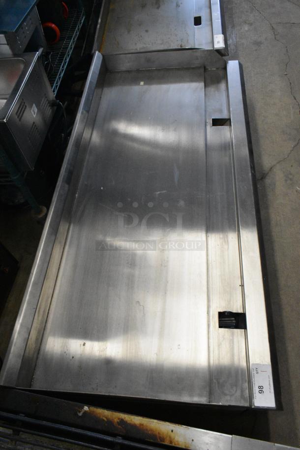 Avantco 177CAG60TG Chef Series Stainless Steel Commercial Countertop Natural Gas Powered Flat Top Griddle w/ Thermostatic Controls. 175,000 BTU. - Image 4 of 6