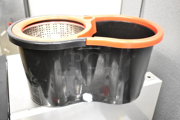 BRAND NEW SCRATCH AND DENT! Manual Juicer - Image 4 of 5