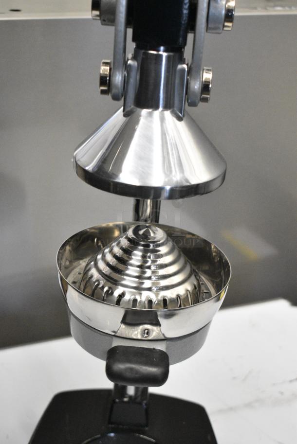 BRAND NEW SCRATCH AND DENT! Manual Citrus Juicer. - Image 4 of 6