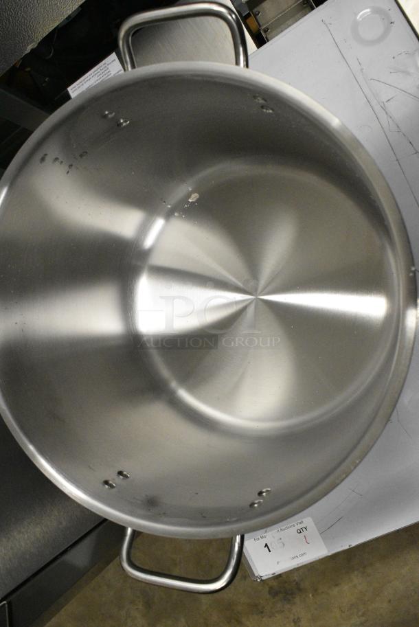 BRAND NEW SCRATCH AND DENT! Vigor 473SSPOT32 SS1 Series 32 Qt. Heavy-Duty Stainless Steel Aluminum-Clad Stock Pot with Cover - Image 5 of 6
